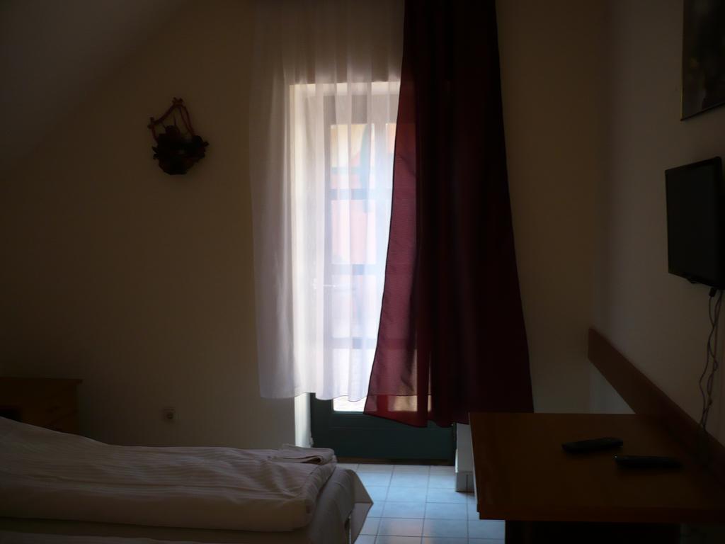 St. Hubertus Etterem Es Panzio Nocleg ze śniadaniem Parádsasvár